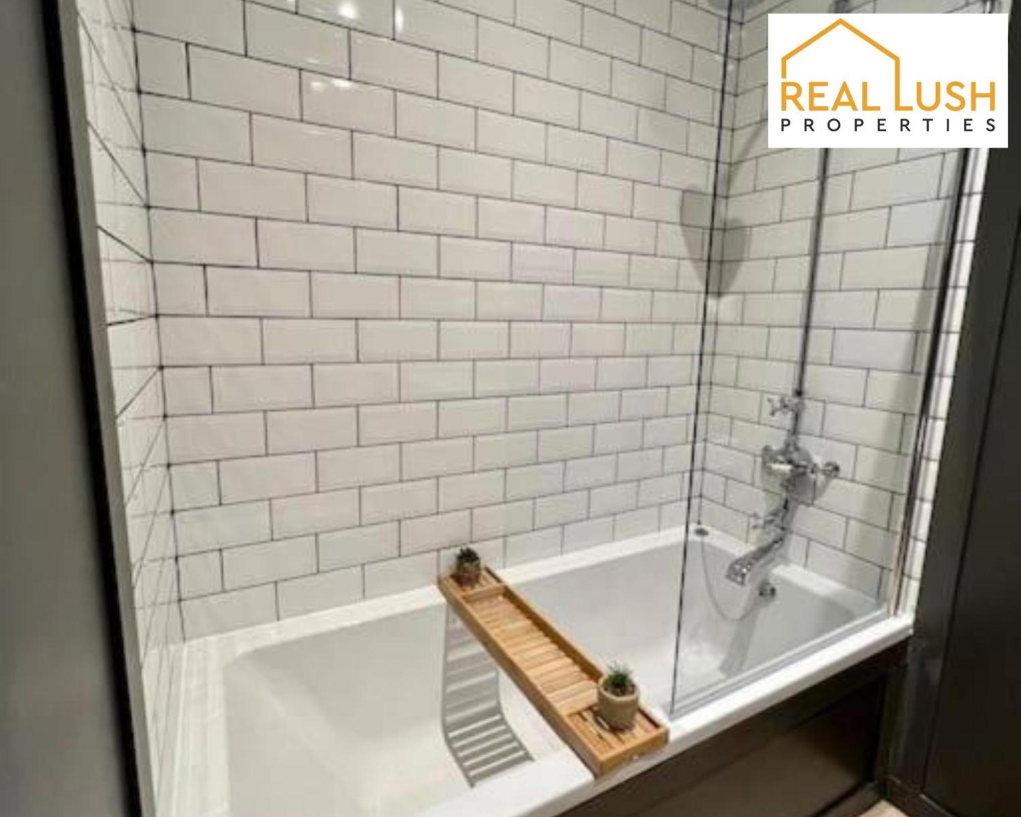 Real Lush Properties - Spacious Four-Bedroom House, Ideal For Families & Contractors , Burton Extérieur photo