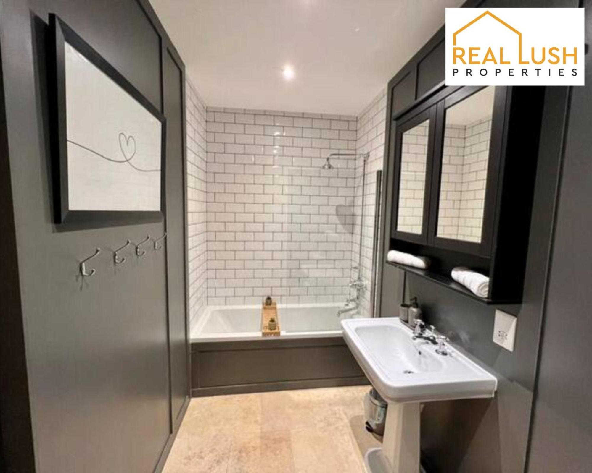 Real Lush Properties - Spacious Four-Bedroom House, Ideal For Families & Contractors , Burton Extérieur photo