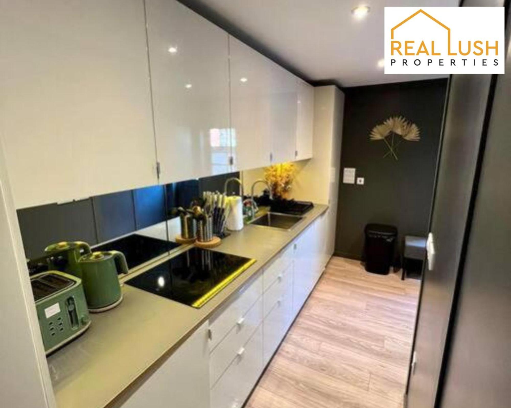Real Lush Properties - Spacious Four-Bedroom House, Ideal For Families & Contractors , Burton Extérieur photo