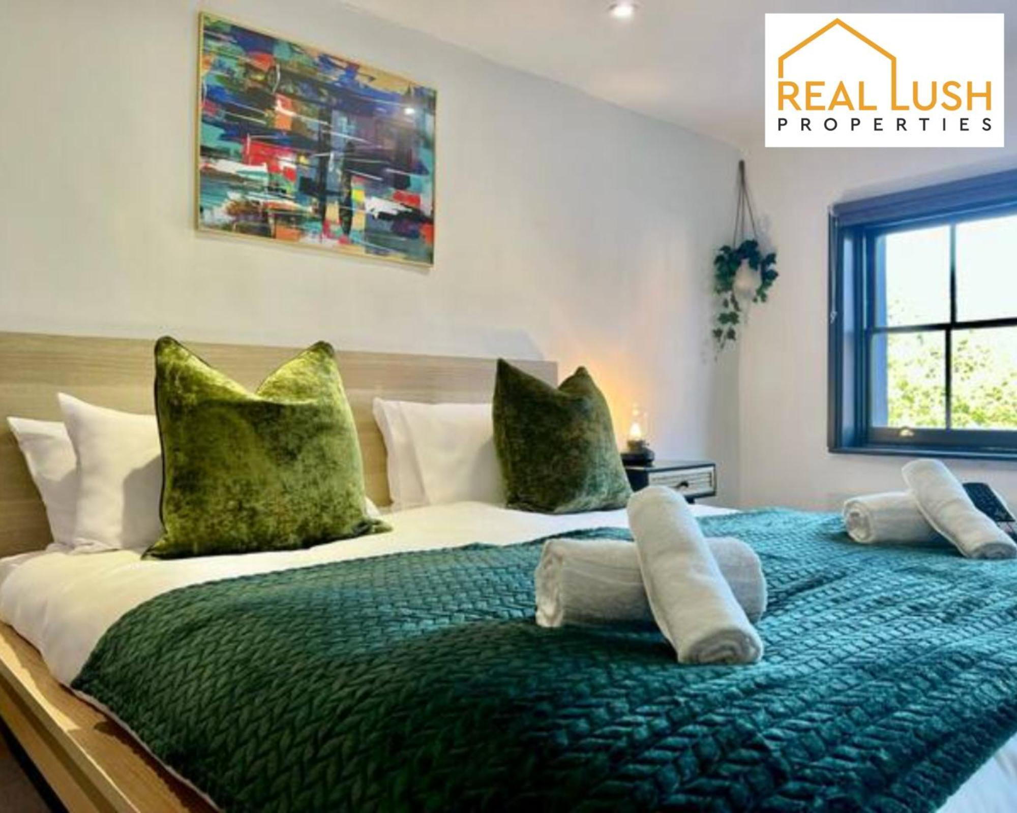 Real Lush Properties - Spacious Four-Bedroom House, Ideal For Families & Contractors , Burton Extérieur photo