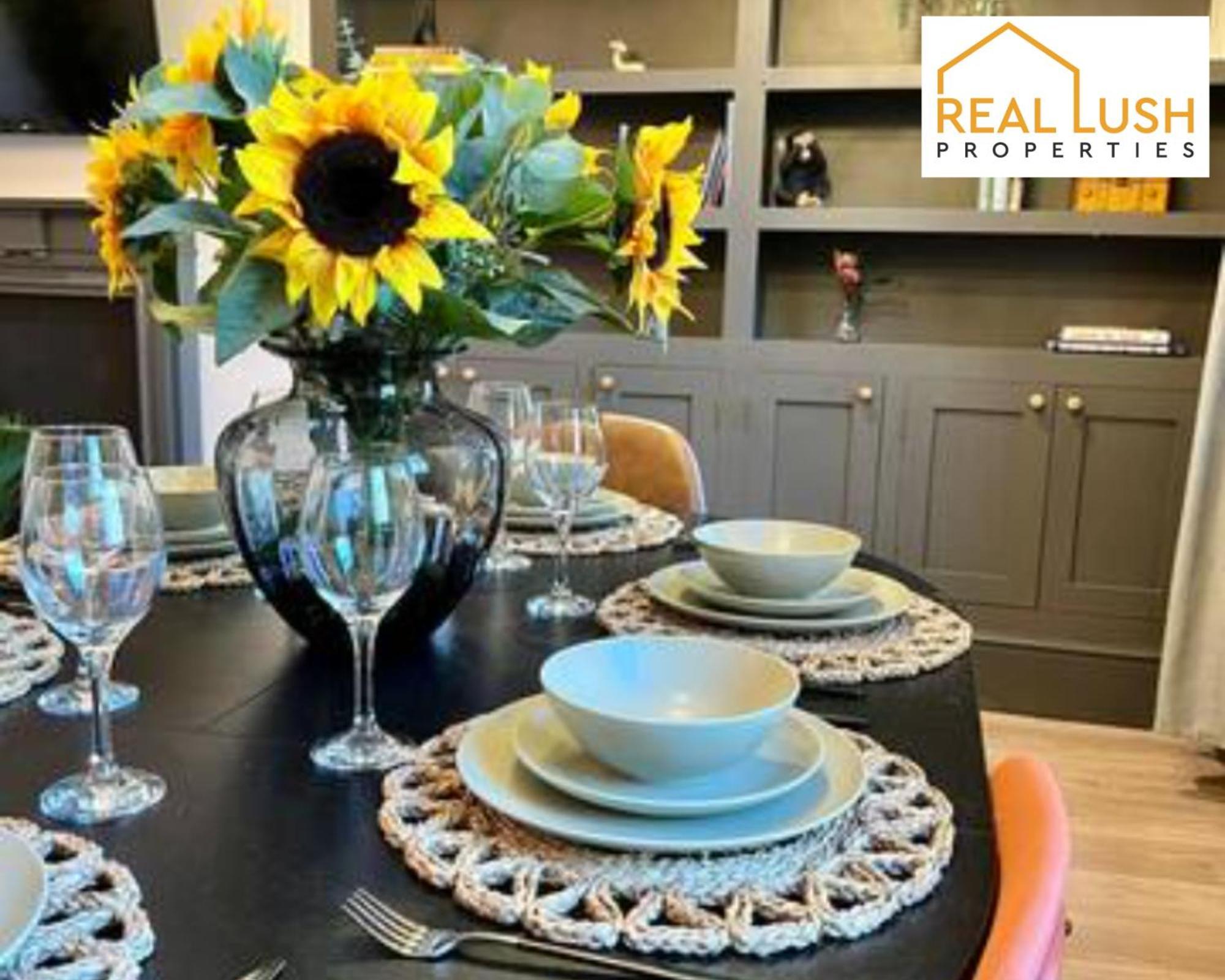 Real Lush Properties - Spacious Four-Bedroom House, Ideal For Families & Contractors , Burton Extérieur photo